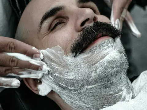 حلاقة بالمنشفة الساخنة